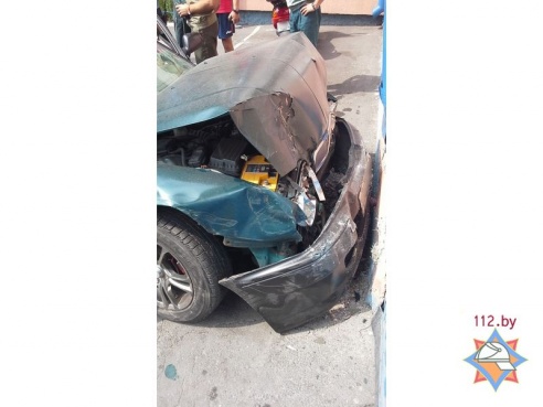 В Гомеле водитель протаранил здание пожарного депо: деблокировали его спасатели