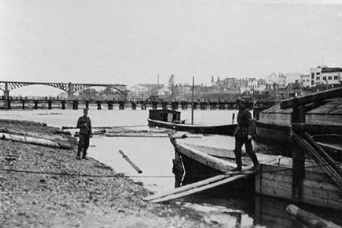 Фотофакт: В Витебске срезают остатки свай деревянного моста через Двину