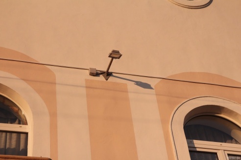 В Гомеле к приезду Лукашенко покрасили только фасадную сторону дома