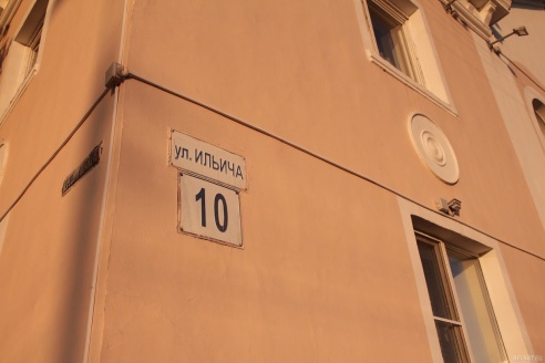 В Гомеле к приезду Лукашенко покрасили только фасадную сторону дома