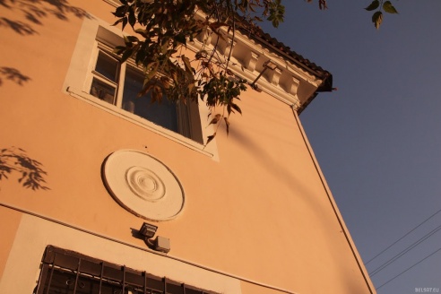 В Гомеле к приезду Лукашенко покрасили только фасадную сторону дома