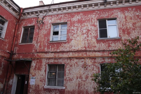 В Гомеле к приезду Лукашенко покрасили только фасадную сторону дома