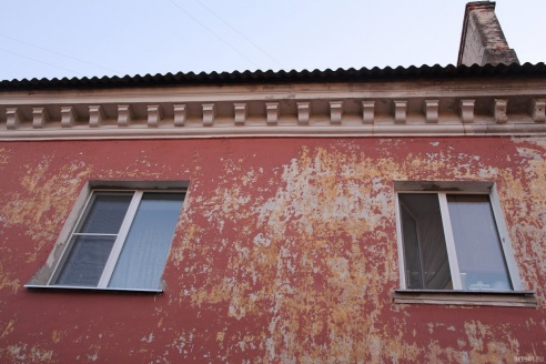 В Гомеле к приезду Лукашенко покрасили только фасадную сторону дома