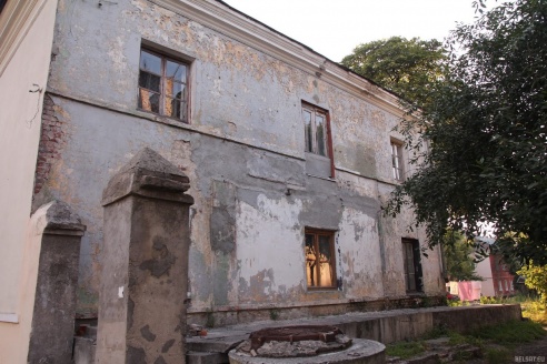 В Гомеле к приезду Лукашенко покрасили только фасадную сторону дома