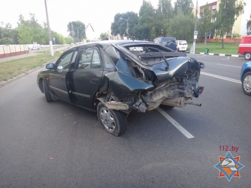 В Витебске столкнулись «Жигули» и «Mazda», двоих человек освобождали спасатели