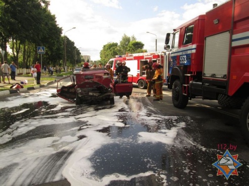 В Витебске столкнулись «Жигули» и «Mazda», двоих человек освобождали спасатели