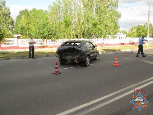 В Витебске столкнулись «Жигули» и «Mazda», двоих человек освобождали спасатели