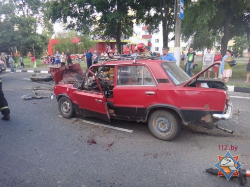 В Витебске столкнулись «Жигули» и «Mazda», двоих человек освобождали спасатели
