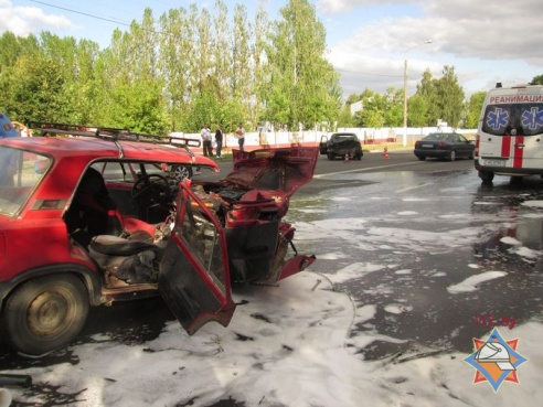 В Витебске столкнулись «Жигули» и «Mazda», двоих человек освобождали спасатели