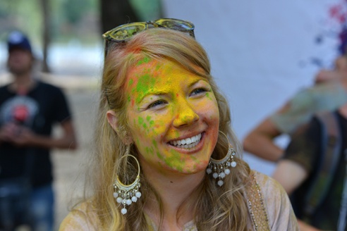 Безумно весело. Пять тысяч гомельчан разукрасили себя в яркие цвета