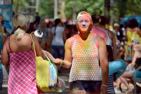 Безумно весело. Пять тысяч гомельчан разукрасили себя в яркие цвета