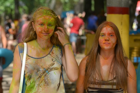 Безумно весело. Пять тысяч гомельчан разукрасили себя в яркие цвета