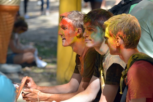 Безумно весело. Пять тысяч гомельчан разукрасили себя в яркие цвета