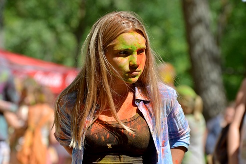 Безумно весело. Пять тысяч гомельчан разукрасили себя в яркие цвета