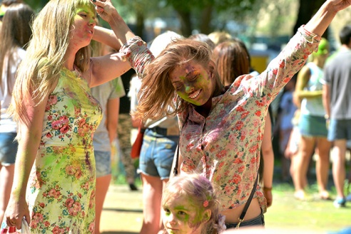 Безумно весело. Пять тысяч гомельчан разукрасили себя в яркие цвета
