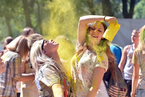 Безумно весело. Пять тысяч гомельчан разукрасили себя в яркие цвета