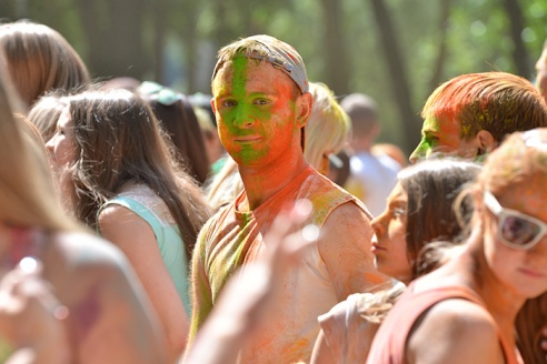 Безумно весело. Пять тысяч гомельчан разукрасили себя в яркие цвета