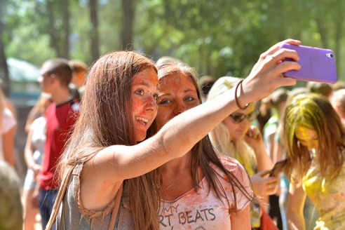 Безумно весело. Пять тысяч гомельчан разукрасили себя в яркие цвета