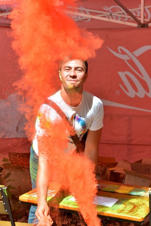 Безумно весело. Пять тысяч гомельчан разукрасили себя в яркие цвета