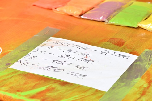 Безумно весело. Пять тысяч гомельчан разукрасили себя в яркие цвета