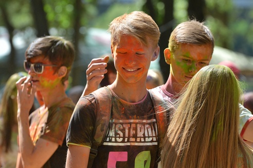Безумно весело. Пять тысяч гомельчан разукрасили себя в яркие цвета