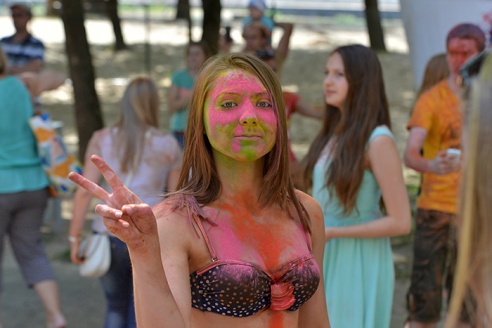 Безумно весело. Пять тысяч гомельчан разукрасили себя в яркие цвета
