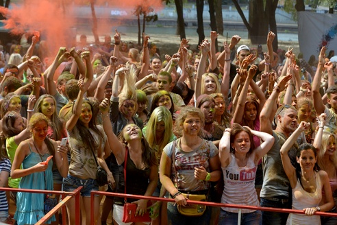 Безумно весело. Пять тысяч гомельчан разукрасили себя в яркие цвета