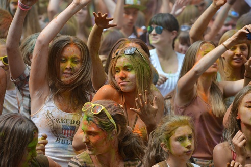 Безумно весело. Пять тысяч гомельчан разукрасили себя в яркие цвета