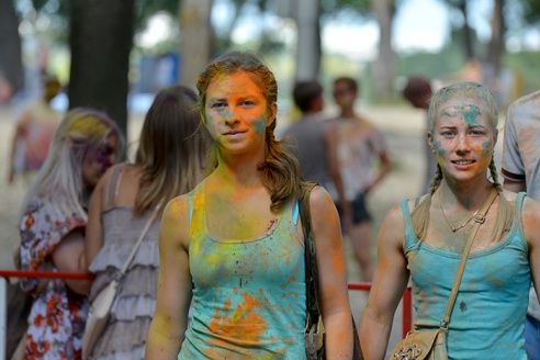 Безумно весело. Пять тысяч гомельчан разукрасили себя в яркие цвета