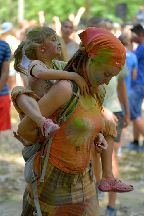 Безумно весело. Пять тысяч гомельчан разукрасили себя в яркие цвета