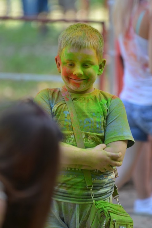 Безумно весело. Пять тысяч гомельчан разукрасили себя в яркие цвета
