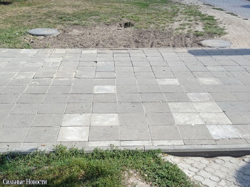 Городские активисты использовали предвыборный пикет по сбору подписей за Лукашенко, чтобы отремонтировать тротуар