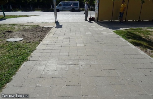 Городские активисты использовали предвыборный пикет по сбору подписей за Лукашенко, чтобы отремонтировать тротуар