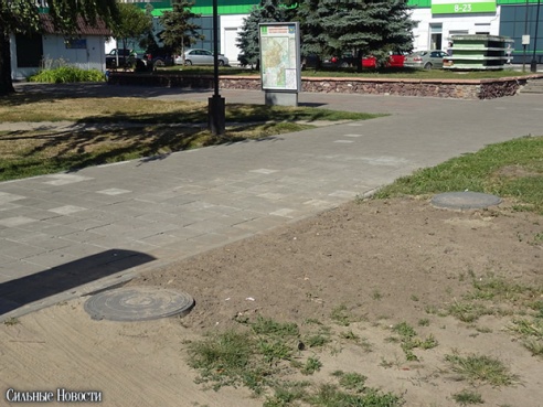 Городские активисты использовали предвыборный пикет по сбору подписей за Лукашенко, чтобы отремонтировать тротуар