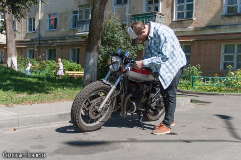 Гомельчанин собрал единственный в городе мотоцикл кафе-рейсер (фото)