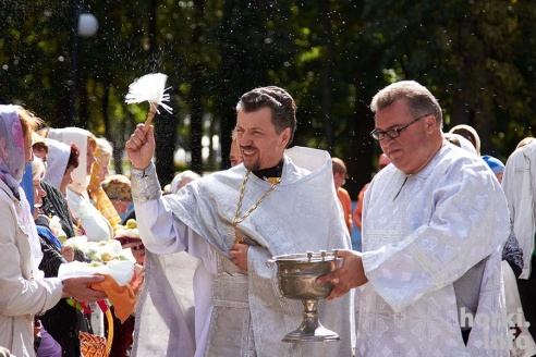 Яблоки можно есть – православные в Горках отпраздновали Спас. Фоторепортаж