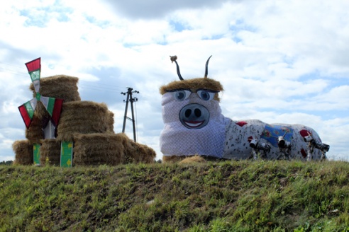 Вдоль автодороги Р-21 Витебск-Лиозно «выросли» соломенные фигуры