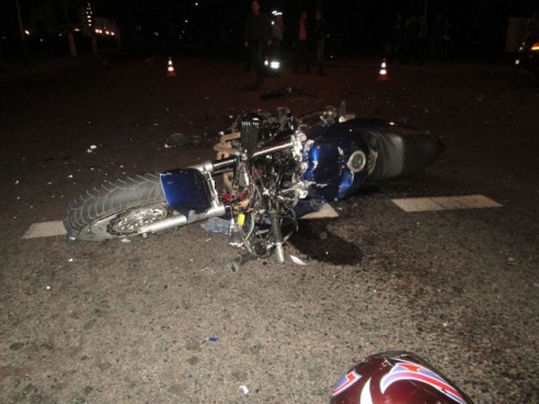 В Гомеле водитель Mercedes при выезде на главную не пропустил мотоциклиста: парень погиб