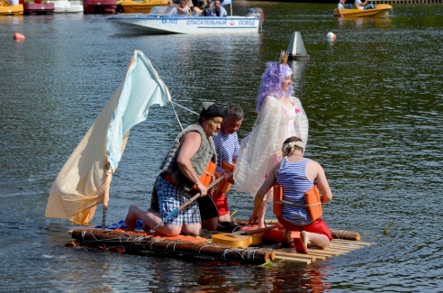 На Августовском канале прошел чемпионат по плаванию на чем попало