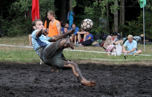 На Августовском канале прошел чемпионат по плаванию на чем попало