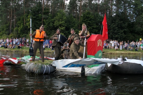 На Августовском канале прошел чемпионат по плаванию на чем попало