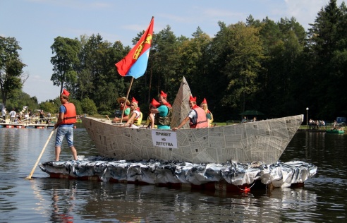 На Августовском канале прошел чемпионат по плаванию на чем попало