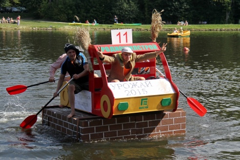 На Августовском канале прошел чемпионат по плаванию на чем попало