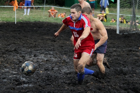 На Августовском канале прошел чемпионат по плаванию на чем попало