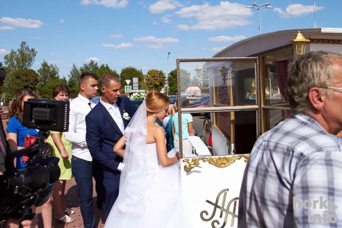 В Горецкий ЗАГС молодые приехали на карете. ФОТО