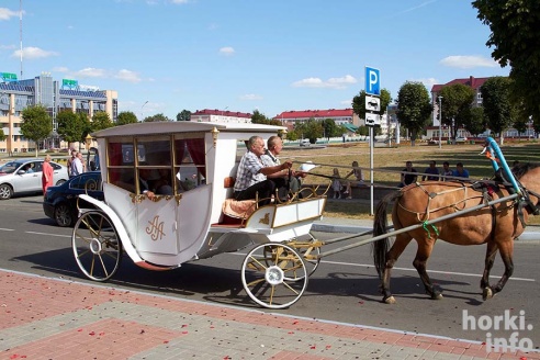 В Горецкий ЗАГС молодые приехали на карете. ФОТО