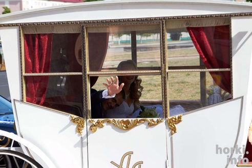 В Горецкий ЗАГС молодые приехали на карете. ФОТО