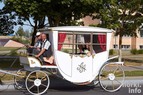 В Горецкий ЗАГС молодые приехали на карете. ФОТО