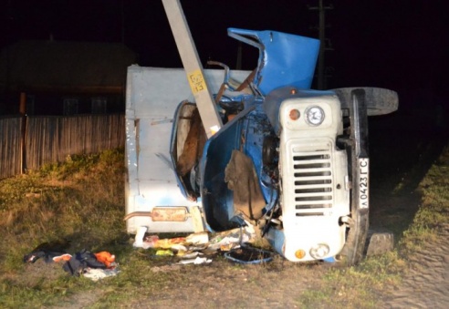 Фотофакт: в Светлогорском районе грузовой автомобиль врезался в столб, судьба водителя не известна