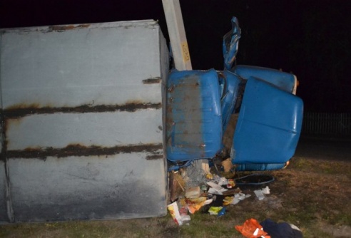 Фотофакт: в Светлогорском районе грузовой автомобиль врезался в столб, судьба водителя не известна